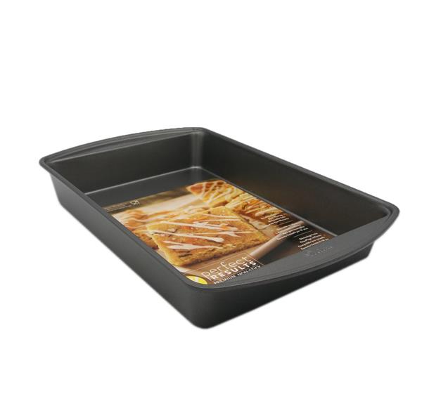 Wilton Perfect Results 13X9 Oblong Cake Pan with Cover
